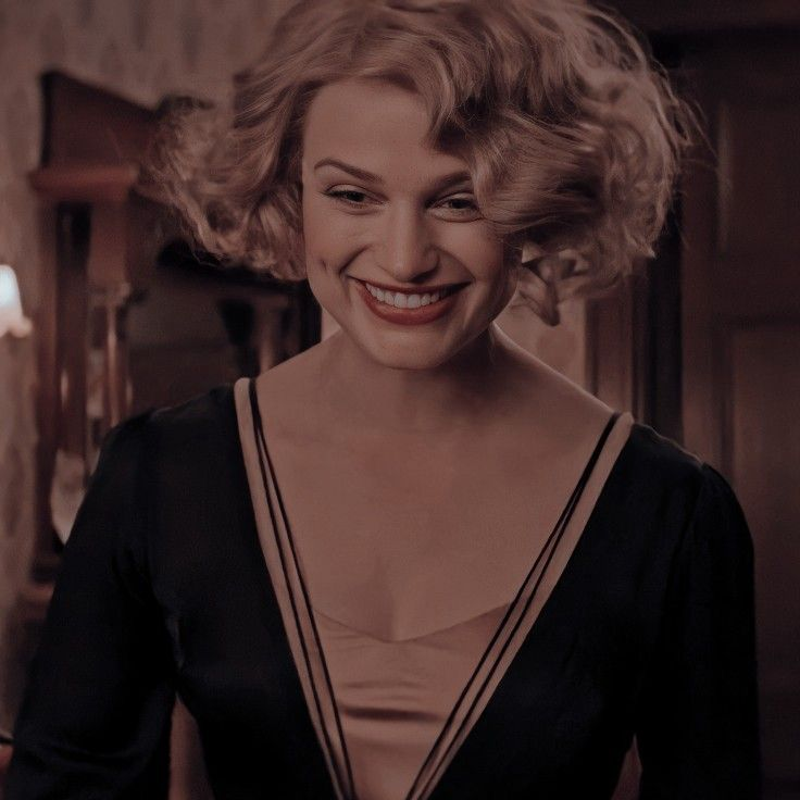 ───── 𝑸𝑼𝑬𝑬𝑵𝑰𝑬 𝐆𝐎𝐋𝐃𝐒𝐓𝐄𝐈𝐍