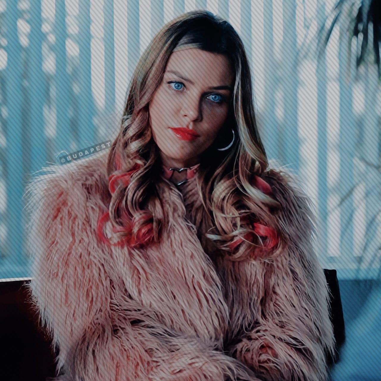 𝐂𝐇𝐋𝐎𝐄 𝐉 𝐃𝐄𝐂𝐊𝐄𝐑