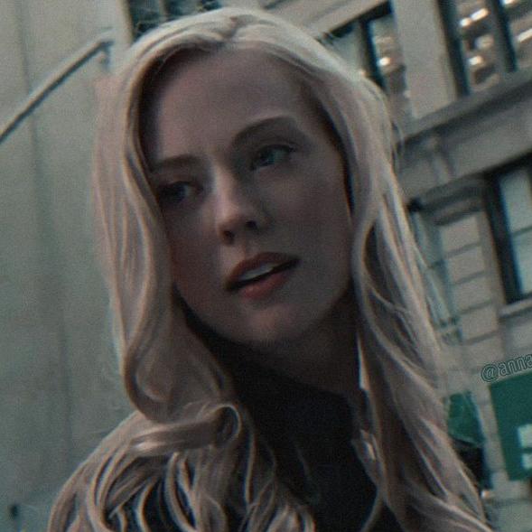 Ba&uacute;l de Karen Page